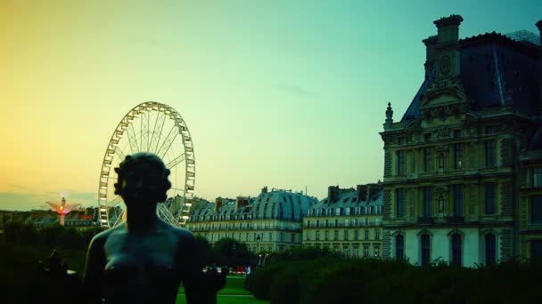 Parijs, Frankrijk: standbeelden van Jardin des Tuileries met reuzenrad in Parijs, Frankrijk, timelapse-weergave, 4k — Stockvideo