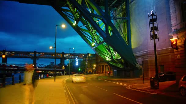Newcastle, uk: toreshead millennium bridge und der Weise in der Abenddämmerung, newcastle on tyne, england, Zeitraffer, 4k — Stockvideo