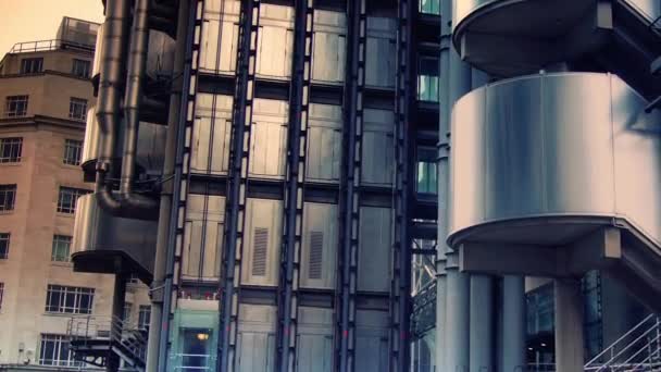 Londen, VK: timelapse-shot van Lloyds Building in Londen, Engeland. Lift stijgt. timelapse, 4k, pannen en zoomen — Stockvideo