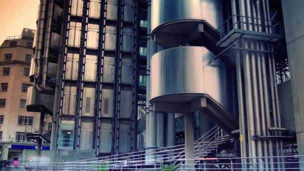 London, uk: Zeitraffer-Aufnahme von lloyds building in london, england. Aufzug fährt hoch. Zeitraffer, 4k, Schwenk und Zoom — Stockvideo