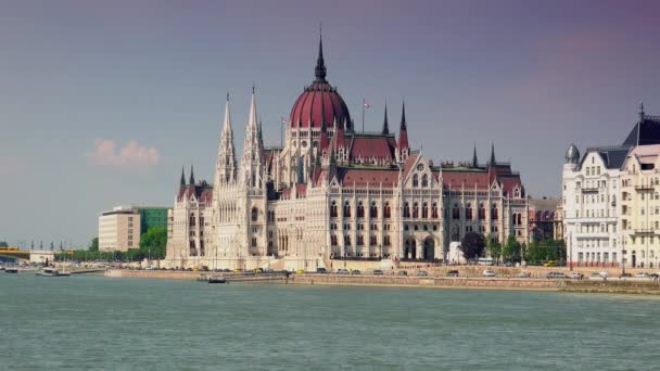 Budapešť, Maďarsko-září 10: turistické čluny na řece Dunaj před budovou maďarského parlamentu. reálný čas, 4k,