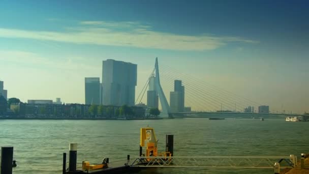 Rotterdam, Nederland; De Erasmus brug verbindt de noordelijke en zuidelijke regio's van Rotterdam. timelapse, 4k, zoom en pan — Stockvideo