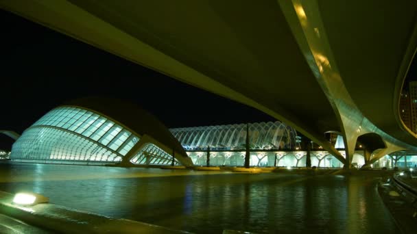Valencia, spanien - 22. juli: stadt der künste und wissenschaften entworfen von santiago calatrava architekt in valencia am 22. juli 2014 in valencia, spanien, zeitraffer — Stockvideo