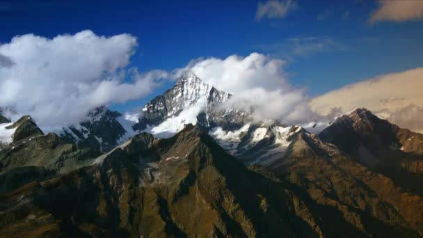 Upływ czasu z chmurami na wysokiej górze na lodowcu w Szwajcarii, widok na lodowiec Monte Rosa jesienią i zimą, widok z Gornergrat, Zermatt, Szwajcaria, Europa, 4K — Wideo stockowe