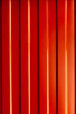 Tasarım için kırmızı mükemmel arkaplan, ışık ve gölgeli dikey çizgiler