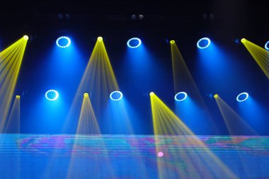 Karanlık bir odada boş bir sahne.