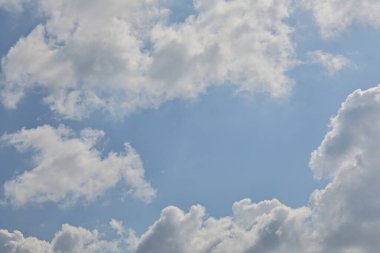 Mavi gökyüzündeki bulutlar, arkaplan