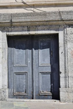 Pencereli eski ahşap kapı