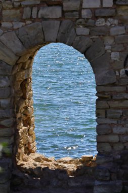 27-10-2025 İstanbul Türkiye: Parlak deniz manzaralı taş kemer manzaralı antik duvar harabeleri