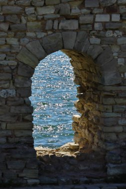 27-10-2025 İstanbul Türkiye: Parlak deniz manzaralı taş kemer manzaralı antik duvar harabeleri