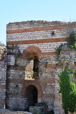 27-10-2025 İstanbul Türkiye: Kemerli girişleri ve aşırı gelişmiş yeşillikleri olan antik taş kale kalıntıları