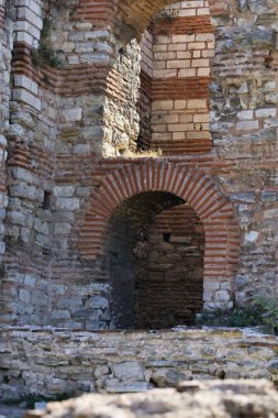 27-10-2025 İstanbul Türkiye: Tarihi Duvar Yapısında Antik Taş ve Tuğla Archway