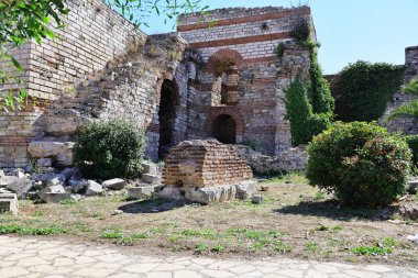 27-10-2025 İstanbul Türkiye: Kemerli girişleri ve aşırı gelişmiş yeşillikleri olan antik taş kale kalıntıları