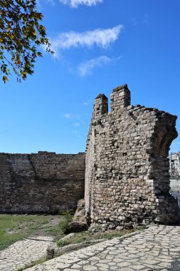 27-10-2025 İstanbul Türkiye: Antik Bizans Duvarı ve Kulesi Açık Gökyüzü Altında Kaldı