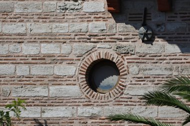 17-10-2025 İstanbul Türkiye: Dairesel pencere ve tuğla taş desenli tarihi duvar ayrıntıları