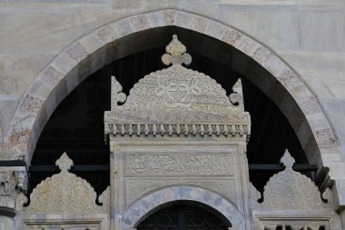 17-10-2025 İstanbul Türkiye: Cami girişinin üzerine taş üzerine oyulmuş Osmanlı kaligrafi ve tugra