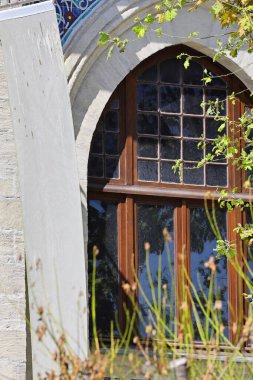 Pencereli eski taş duvar