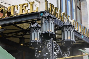 Caddedeki otel ve otel.