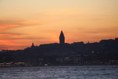İstanbul manzarası ve gün batımında galata kulesi.