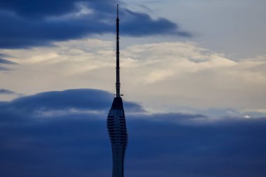 12-11-2025 İstanbul Türkiye: Camlica Kulesi silueti gün batımında dramatik bulutlarla