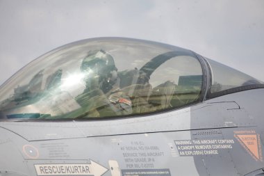 30-Haziran-2022 Konya Türkiye: Türk Hava Kuvvetleri F-16 pilotu Anadolu Kartalı askeri tatbikatı sırasında kokpitte görüldü