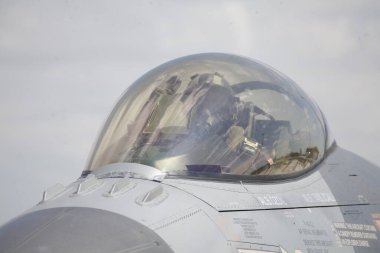 30-Haziran-2022 Konya Türkiye: Türk F-16 pilotu Anadolu Kartalı tatbikat misyonuna kokpitte hazırlanıyor