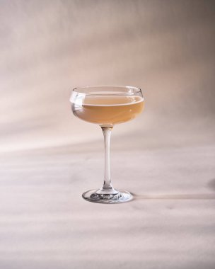 Tarafsız Arkaplanda Portakal İçeceğini Tazeleyen Zarif Kokteyl Bardağı