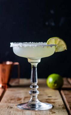 Masada buzlu ve limonlu bir bardak margarita.