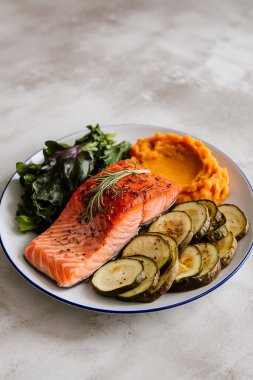 Izgara somon ve beyaz tabak sebze