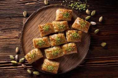 Geleneksel Türk tatlı baklavası, ceviz ve şam fıstığı.