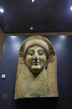 14-11-2025 İstanbul Türkiye: Antik Terracotta Yüz Maskesi İstanbul Arkeoloji Müzesinde sergilendi