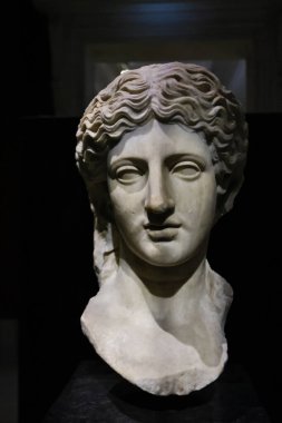 14-11-2025 İstanbul Türkiye: İstanbul Arkeoloji Müzelerinde sergilenen antik bir klasik müzenin mermer başkanı