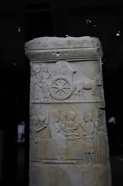 14-11-2025 İstanbul Türkiye: İstanbul Arkeoloji Müzelerinde at arabası ve tören sahnesi sergilenen antik taş devri