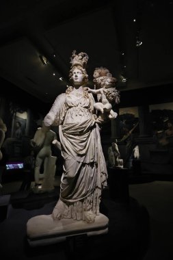 14-11-2025 İstanbul Türkiye: Arkeoloji Müzesi İç Sergisi 'nde Çocuklu Mermer Tanrıça Heykeli