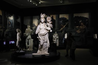 14-11-2025 İstanbul Türkiye: Antik Roma tanrıça Tyche heykeli İstanbul Arkeoloji Müzelerinde diğer heykellerle birlikte sergilendi