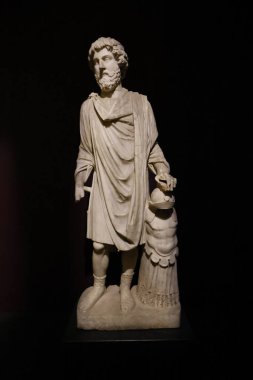 14-11-2025 İstanbul Türkiye: Antik Roma erkek heykeli İstanbul Arkeoloji Müzelerinde sergilendi