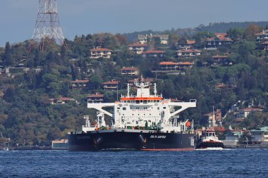 20-10-2025 İstanbul Türkiye: Petrol tankeri Delta Europose Boğazdan geçiyor