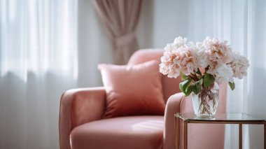 Parlak pencerenin yanında çiçek vazosu olan pembe bir koltuk.