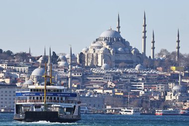 15-01-2026 İstanbul Türkiye: Arka planda Süleyman Camii 'nin bulunduğu feribot Haliç' i geçiyor