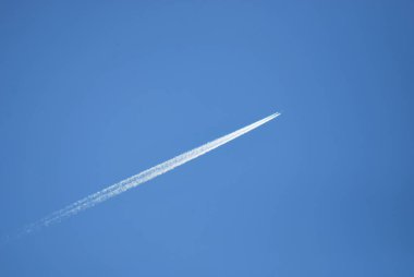 mavi arkaplanda beyaz uçak