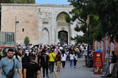 17-10-2025 İstanbul Türkiye: İstanbul 'daki Topkapı Sarayı' nın girişinde turistler kalabalık