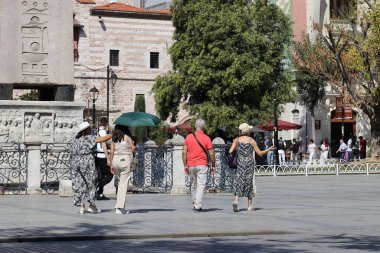 17-10-2025 İstanbul Türkiye: Güneşli havada Sultanahmet Meydanı 'nda Theodosius Obelisk yakınlarında yürüyen turistler