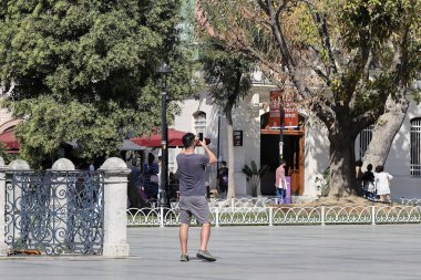17-10-2025 İstanbul Türkiye: Sultanahmet Meydanı 'ndaki Türk ve İslam Sanatları Müzesi' nin ziyaretçi girişi
