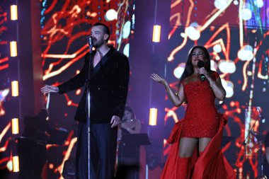 12-08-2025 İstanbul Türkiye: Türk pop şarkıcısı Nuket Duru kırmızı elbiseli canlı performans sergiledi