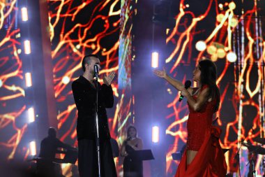 12-08-2025 İstanbul Türkiye: Türk pop şarkıcısı Nuket Duru kırmızı elbiseli canlı performans sergiledi