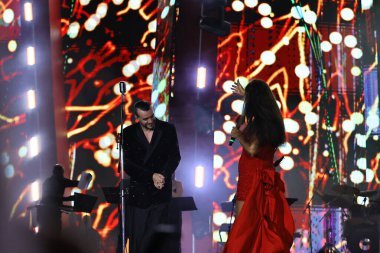 12-08-2025 İstanbul Türkiye: Türk pop şarkıcısı Nuket Duru kırmızı elbiseli canlı performans sergiledi