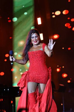 12-08-2025 İstanbul Türkiye: Türk pop şarkıcısı Nuket Duru kırmızı elbiseli canlı performans sergiledi