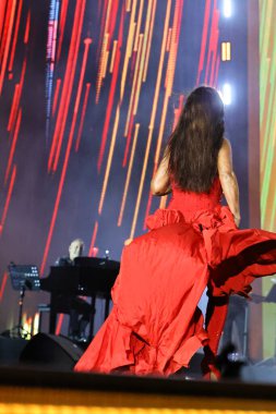 12-08-2025 İstanbul Türkiye: Türk pop şarkıcısı Nuket Duru kırmızı elbiseli canlı performans sergiledi