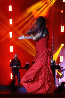 12-08-2025 İstanbul Türkiye: Türk pop şarkıcısı Nuket Duru kırmızı elbiseli canlı performans sergiledi