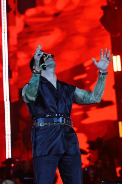 12-08-2025 İstanbul Türkiye: Türk pop şarkıcısı Gökhan Türkmen konserde canlı performans sergiledi